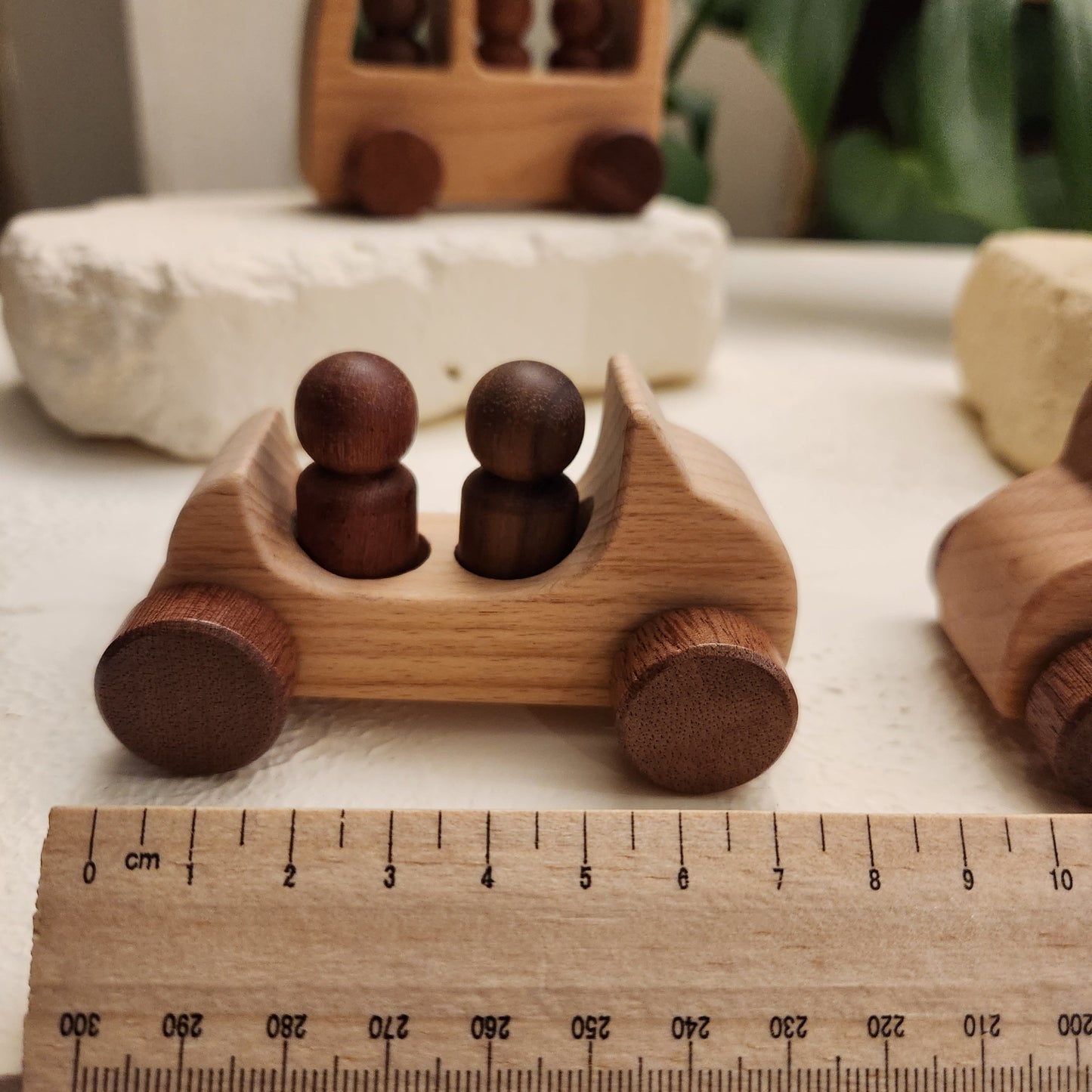 Handmade wooden toy car with 2 peg people – 7cm long, smooth natural finish, non-toxic coating, perfect imaginative play gift for toddlers aged 2–5 years