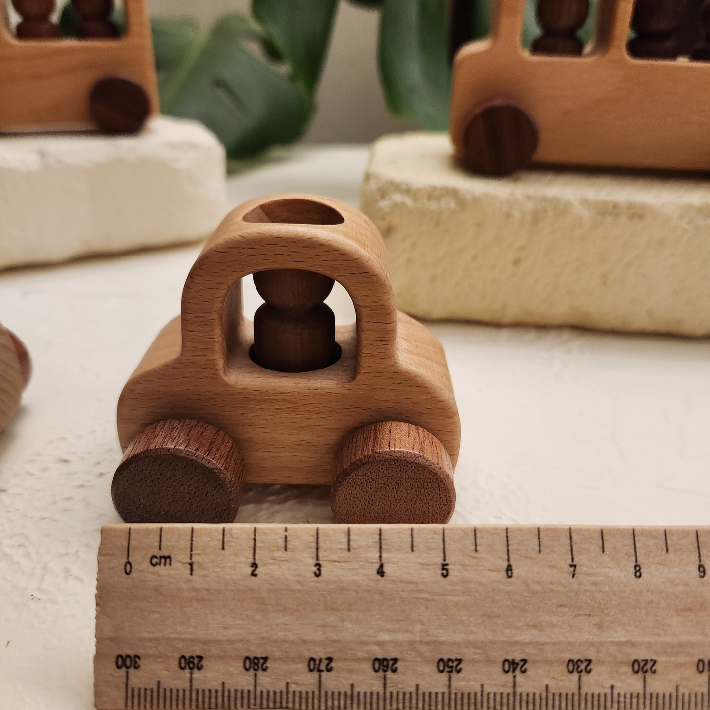 Handmade wooden toy car with 1 peg person – 5cm, natural wood finish, baby-safe non-toxic coating, ideal gift for toddlers and preschoolers aged 2–5 years