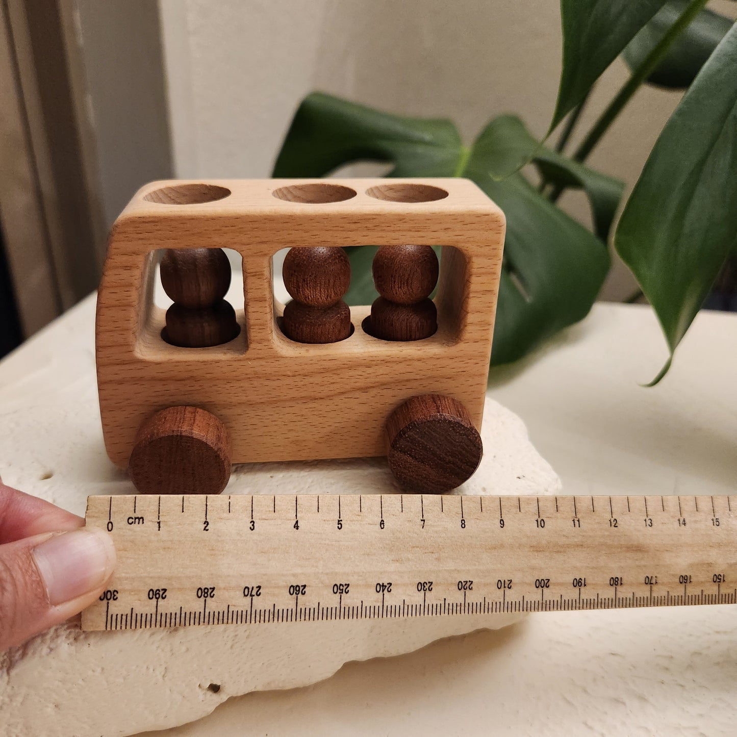 Handmade wooden toy car with 3 peg people – 8cm, natural wood finish, baby-safe non-toxic coating, ideal gift for toddlers and preschoolers aged 2–5 years